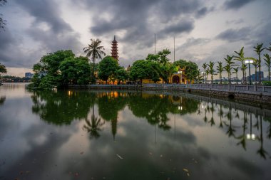 Hanoi 'deki en eski Budist tapınağı olan Tran Quoc Pagoda, Batı Gölü' nün güneydoğu kıyısında, Hanoi, Vietnam 'da yer almaktadır..