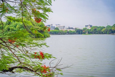 Kızıl Huc Köprüsü ve Vietnam 'daki Hoan Kiem Gölü' nün ortasındaki Ngoc Son Tapınağı. Vietnam 'ın ünlü hedefi