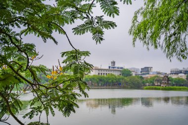 Hoan Kiem Gölü veya Kılıç Gölü, Ho Guom Hanoi 'de, Vietnam Kaplumbağa Kulesi ile açık bir günde mavi gökyüzü ve beyaz bulutlar