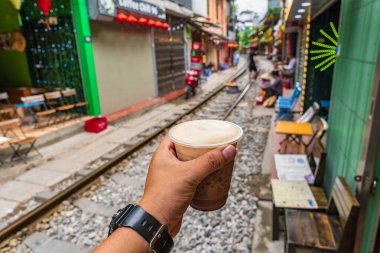 Hanoi 'de tren raylarında kahve içmek. Arka plan bulanık. Hanoi 'deki ünlü turistik mekan.