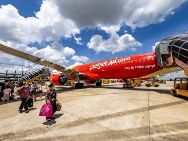 Ho Chi Minh City, Viet Nam - 25 Mayıs 2024: Yolcular Tan Son Nhat Uluslararası Havalimanı 'na uçmak için kuyruğa girdiler