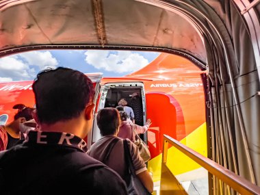 Ho Chi Minh City, Viet Nam - 25 Mayıs 2024: Yolcular Tan Son Nhat Uluslararası Havalimanı 'na uçmak için kuyruğa girdiler