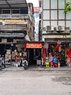 Hanoi, Vietnam - 25 Mayıs 2024 Hanoi Eski Mahallesi Sokak Hayatı ve Dükkanları. Yürüyen cadde. Ha Noi Vietnam 'ın başkentidir..