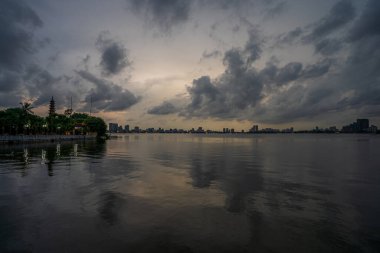 Hanoi, Vietnam - 25 Haziran 2024: Karanlık bulutlu bir akşamda Hanoi 'de Batı Gölü. Ha Noi şehri. Seyahat kavramı