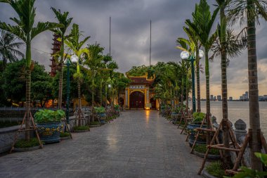 Hanoi, Vietnam - 25 Haziran 2024: Hanoi 'deki en eski Budist tapınağı olan Tran Quoc Pagoda, Batı Gölü, Hanoi, Vietnam' ın güneydoğusundaki küçük bir adada yer almaktadır..