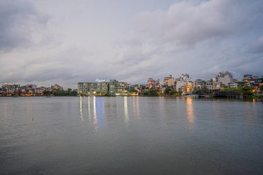 Hanoi, Vietnam - 25 Haziran 2024: Karanlık bulutlu bir akşamda Hanoi 'de Batı Gölü. Ha Noi şehri. Seyahat kavramı