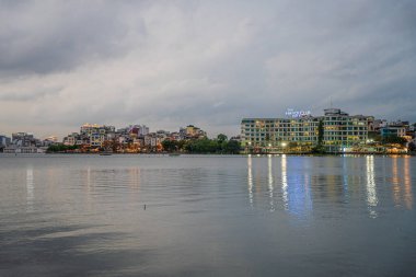 Hanoi, Vietnam - 25 Haziran 2024: Karanlık bulutlu bir akşamda Hanoi 'de Batı Gölü. Ha Noi şehri. Seyahat kavramı