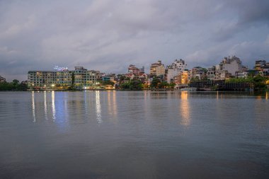 Hanoi, Vietnam - 25 Haziran 2024: Karanlık bulutlu bir akşamda Hanoi 'de Batı Gölü. Ha Noi şehri. Seyahat kavramı