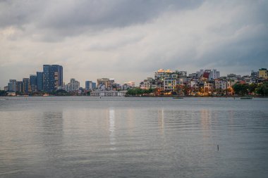 Hanoi, Vietnam - 25 Haziran 2024: Karanlık bulutlu bir akşamda Hanoi 'de Batı Gölü. Ha Noi şehri. Seyahat kavramı