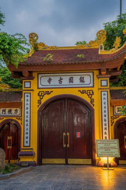 Hanoi, Vietnam - 25 Haziran 2024: Hanoi 'deki en eski Budist tapınağı olan Tran Quoc Pagoda, Batı Gölü, Hanoi, Vietnam' ın güneydoğusundaki küçük bir adada yer almaktadır..