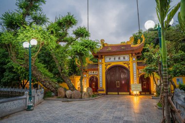 Hanoi, Vietnam - 25 Haziran 2024: Hanoi 'deki en eski Budist tapınağı olan Tran Quoc Pagoda, Batı Gölü, Hanoi, Vietnam' ın güneydoğusundaki küçük bir adada yer almaktadır..