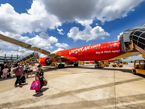 Ho Chi Minh City, Viet Nam - 25 Mayıs 2024: Yolcular Tan Son Nhat Uluslararası Havalimanı 'na uçmak için kuyruğa girdiler