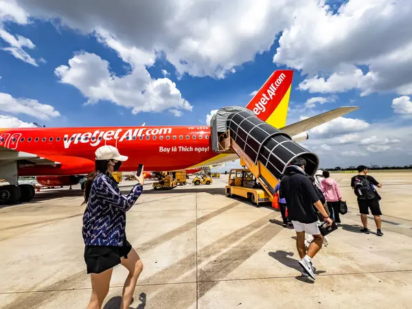 Ho Chi Minh City, Viet Nam - 25 Mayıs 2024: Yolcular Tan Son Nhat Uluslararası Havalimanı 'na uçmak için kuyruğa girdiler