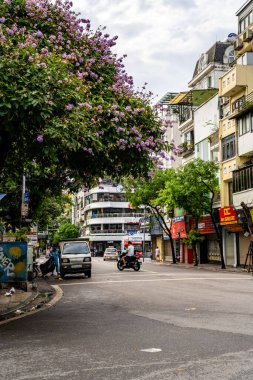 Hanoi, Vietnam - 26 Haziran 2024 Hanoi Eski Mahallesi Sokak Hayatı ve Dükkanları. Yürüyen cadde. Ha Noi Vietnam 'ın başkentidir..