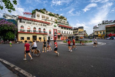 Hanoi, Vietnam - 26 Haziran 2024: Hanoi 'nin merkezindeki Shark Jaws binasının dışı. Bu Hanoi 'de şehir merkezine ve Hoan Kiem Gölü' ne bakan ünlü bir bina..