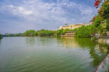 Hanoi, Vietnam - 26 Haziran 2024: Hoan Kiem Gölü veya Kılıç Gölü, Ho Guom Hanoi, Vietnam 'da Kaplumbağa Kulesi ile açık bir günde mavi gökyüzü ve beyaz bulutlar