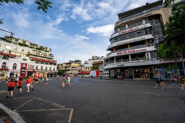 Hanoi, Vietnam - 26 Haziran 2024: Hanoi 'nin merkezindeki Shark Jaws binasının dışı. Bu Hanoi 'de şehir merkezine ve Hoan Kiem Gölü' ne bakan ünlü bir bina..