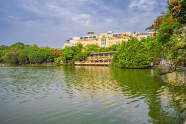 Hanoi, Vietnam - 26 Haziran 2024: Hoan Kiem Gölü veya Kılıç Gölü, Ho Guom Hanoi, Vietnam 'da Kaplumbağa Kulesi ile açık bir günde mavi gökyüzü ve beyaz bulutlar