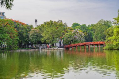 Hanoi, Vietnam - 26 Haziran 2024: Kızıl Huc Köprüsü ve Hoan Kiem Gölü 'nün ortasında Ngoc Son Tapınağı, Hanoi, Vietnam. Vietnam 'ın ünlü hedefi