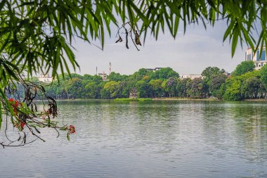 Hanoi, Vietnam - 26 Haziran 2024: Hoan Kiem Gölü veya Kılıç Gölü, Ho Guom Hanoi, Vietnam 'da Kaplumbağa Kulesi ile açık bir günde mavi gökyüzü ve beyaz bulutlar