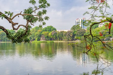 Hanoi, Vietnam - 26 Haziran 2024: Hoan Kiem Gölü 'ndeki Kaplumbağa Kulesi (Thap Rua) Hanoi, Vietnam.