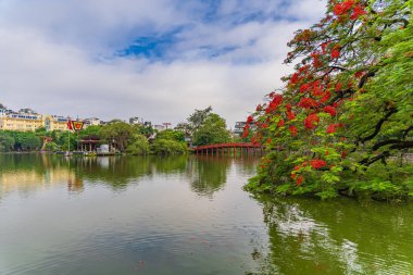 Hanoi, Vietnam - 26 Haziran 2024: Kızıl Huc Köprüsü ve Hoan Kiem Gölü 'nün ortasında Ngoc Son Tapınağı, Hanoi, Vietnam. Vietnam 'ın ünlü hedefi
