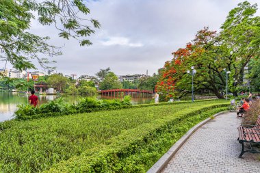 Hanoi, Vietnam - 26 Haziran 2024: Kızıl Huc Köprüsü ve Hoan Kiem Gölü 'nün ortasında Ngoc Son Tapınağı, Hanoi, Vietnam. Vietnam 'ın ünlü hedefi