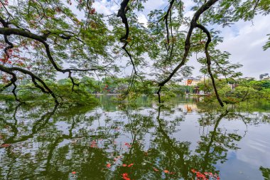 Hanoi, Vietnam - 26 Haziran 2024: Hoan Kiem Gölü veya Kılıç Gölü, Ho Guom Hanoi, Vietnam 'da Kaplumbağa Kulesi ile açık bir günde mavi gökyüzü ve beyaz bulutlar