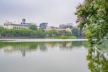 Hanoi, Vietnam - 26 Haziran 2024: Hoan Kiem Gölü 'ndeki Kaplumbağa Kulesi (Thap Rua) Hanoi, Vietnam.