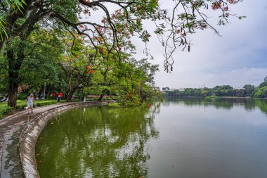 Hanoi, Vietnam - 26 Haziran 2024: Hoan Kiem Gölü veya Kılıç Gölü, Ho Guom Hanoi, Vietnam 'da Kaplumbağa Kulesi ile açık bir günde mavi gökyüzü ve beyaz bulutlar