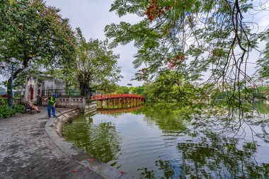 Hanoi, Vietnam - 26 Haziran 2024: Hoan Kiem Gölü veya Kılıç Gölü, Ho Guom Hanoi, Vietnam 'da Kaplumbağa Kulesi ile açık bir günde mavi gökyüzü ve beyaz bulutlar