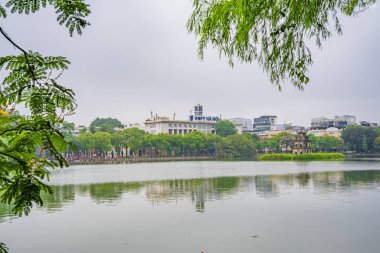 Hanoi, Vietnam - 26 Haziran 2024: Hoan Kiem Gölü 'ndeki Kaplumbağa Kulesi (Thap Rua) Hanoi, Vietnam.