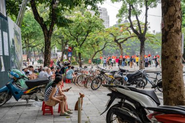 Hanoi, Vietnam - 26 Haziran 2024 Hanoi Eski Mahallesi Sokak Hayatı ve Dükkanları. Yürüyen cadde. Ha Noi Vietnam 'ın başkentidir..