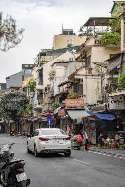 Hanoi, Vietnam - 26 Haziran 2024 Hanoi Eski Mahallesi Sokak Hayatı ve Dükkanları. Yürüyen cadde. Ha Noi Vietnam 'ın başkentidir..