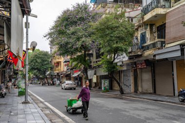 Hanoi, Vietnam - 26 Haziran 2024 Hanoi Eski Mahallesi Sokak Hayatı ve Dükkanları. Yürüyen cadde. Ha Noi Vietnam 'ın başkentidir..