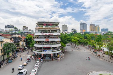 Hanoi, Vietnam - 26 Haziran 2024: Dong Kinh Nghia Thuc Meydanı 'ndaki Shark' s Jaw adlı binada güzel bir sabah. Ünlü şehir simgesi, Hanoi, Vietnam 'ın ünlü yeri.