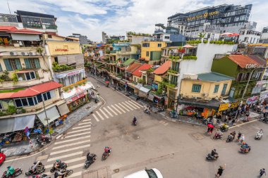 Hanoi, Vietnam - 26 Haziran 2024: Dong Kinh Nghia Thuc Meydanı 'ndaki Shark' s Jaw adlı binada güzel bir sabah. Ünlü şehir simgesi, Hanoi, Vietnam 'ın ünlü yeri.