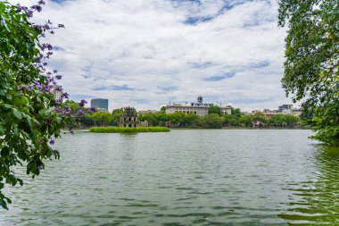 Hanoi, Vietnam - 26 Haziran 2024: Hoan Kiem Gölü 'ndeki Kaplumbağa Kulesi (Thap Rua) Hanoi, Vietnam.