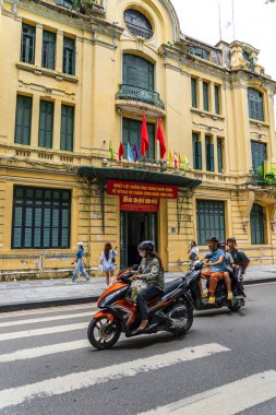 Hanoi, Vietnam - 26 Haziran 2024: Hoan Kiem Gölü yakınlarındaki Hanoimoi gazetesi kontrol noktası. İnsanlar sabah Ho Guom Gölü 'nde egzersiz yapıyor.