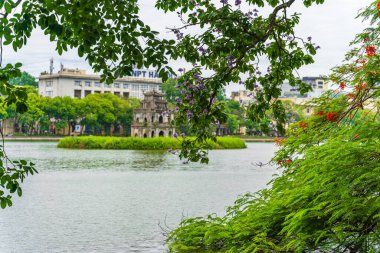 Hanoi, Vietnam - 26 Haziran 2024: Hoan Kiem Gölü 'ndeki Kaplumbağa Kulesi (Thap Rua) Hanoi, Vietnam.