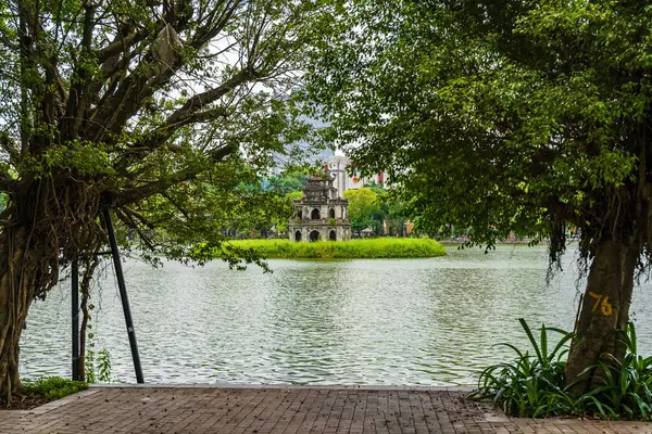 Hanoi, Vietnam - 26 Haziran 2024: Hoan Kiem Gölü 'ndeki Kaplumbağa Kulesi (Thap Rua) Hanoi, Vietnam.