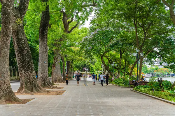 Hanoi, Vietnam - 26 Haziran 2024: Hoan Kiem Gölü 'ndeki Kaplumbağa Kulesi (Thap Rua) Hanoi, Vietnam.