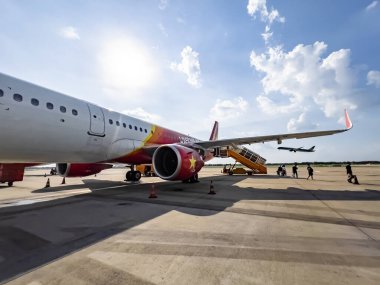 Ho Chi Minh City, Viet Nam - 27 Mayıs 2024: Yolcular Tan Son Nhat Uluslararası Havalimanı 'na uçmak için kuyruğa girdiler