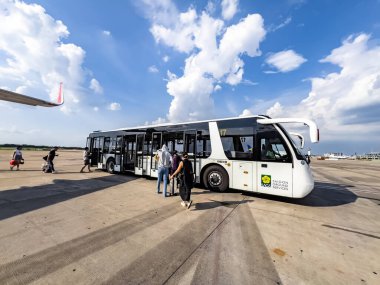 Ho Chi Minh City, Viet Nam - 27 Mayıs 2024: Yolcular Tan Son Nhat Uluslararası Havalimanı 'na uçmak için kuyruğa girdiler