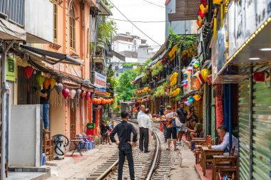 Hanoi, Vietnam - 27 Haziran 2024: Hanoi 'nin Eski Mahallesi' nde demiryolu yakınında yaşayan insanların hayatı. Demiryolunun yanındaki cadde Hanoi 'de turistler için ünlü bir yerdir..