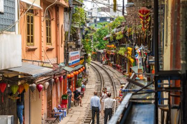 Hanoi, Vietnam - 27 Haziran 2024: Hanoi 'nin Eski Mahallesi' nde demiryolu yakınında yaşayan insanların hayatı. Demiryolunun yanındaki cadde Hanoi 'de turistler için ünlü bir yerdir..