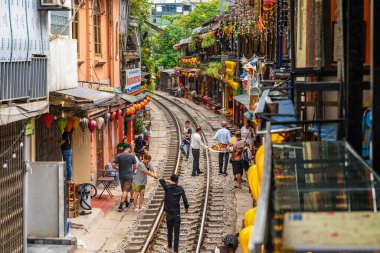 Hanoi, Vietnam - 27 Haziran 2024: Hanoi 'nin Eski Mahallesi' nde demiryolu yakınında yaşayan insanların hayatı. Demiryolunun yanındaki cadde Hanoi 'de turistler için ünlü bir yerdir..