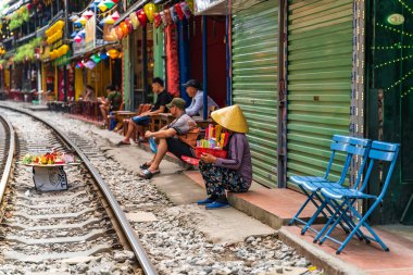 Hanoi, Vietnam - 27 Haziran 2024: Hanoi 'nin Eski Mahallesi' nde demiryolu yakınında yaşayan insanların hayatı. Demiryolunun yanındaki cadde Hanoi 'de turistler için ünlü bir yerdir..