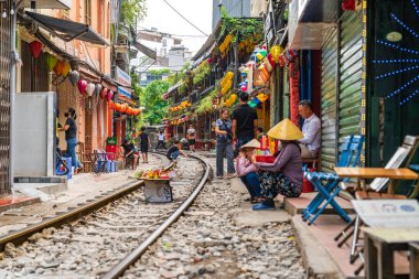Hanoi, Vietnam - 27 Haziran 2024: Hanoi 'nin Eski Mahallesi' nde demiryolu yakınında yaşayan insanların hayatı. Demiryolunun yanındaki cadde Hanoi 'de turistler için ünlü bir yerdir..