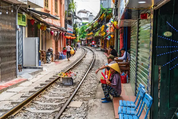 Hanoi, Vietnam - 27 Haziran 2024: Hanoi 'nin Eski Mahallesi' nde demiryolu yakınında yaşayan insanların hayatı. Demiryolunun yanındaki cadde Hanoi 'de turistler için ünlü bir yerdir..